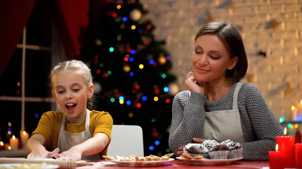 Мама Смотрит Свою Взволнованную Дочь Готовящую Печенье Рождественскому Ужину — стоковое фото