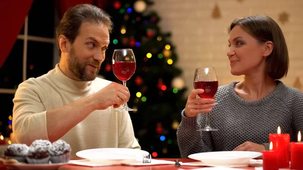 Hombre Mujer Bebiendo Vino Nochebuena Flirteo Masculino Relación — Foto de Stock