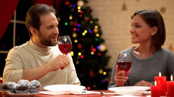 Amor Pareja Bebiendo Vino Víspera Navidad Relaciones Amorosas Matrimonio Feliz — Foto de Stock