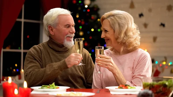 Älteres Ehepaar Trinkt Champagner Heiligabend Baum Leuchtet Funkelnd — Stockfoto