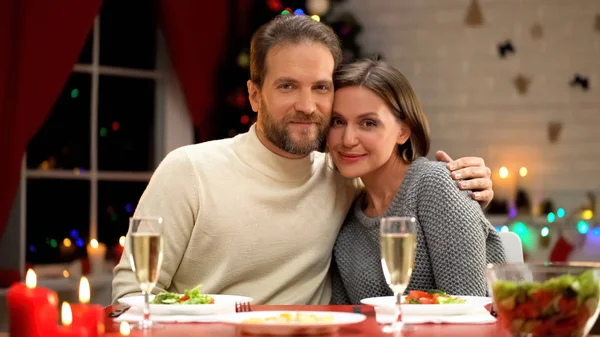 Esposo Esposa Mirando Cámara Cita Romántica Decoraciones Navidad Chispeante — Foto de Stock