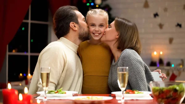 Щасливі Батьки Цілують Чарівну Дочку Напередодні Різдва Сім Святкує Свято — стокове фото