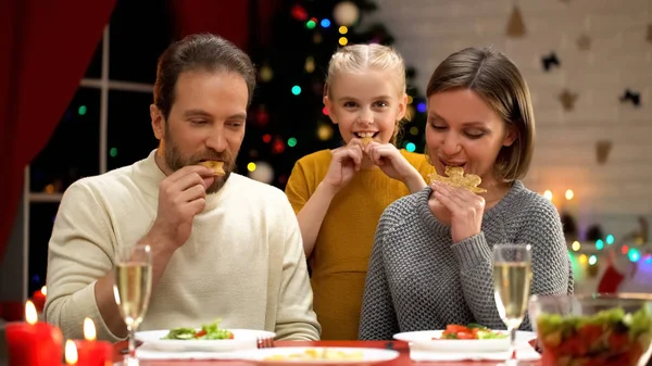 Веселі Батьки Дочка Їдять Печиво Напередодні Різдва Відпочивають Разом — стокове фото