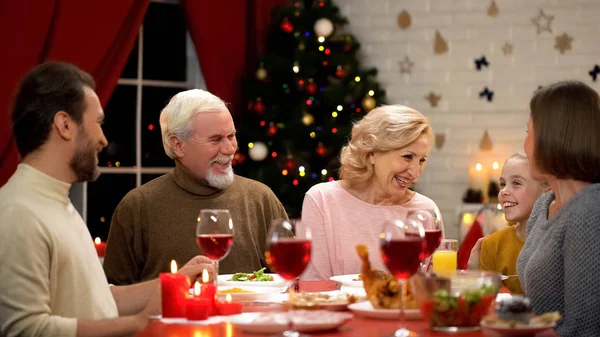 Сім Щиро Сміється Під Час Різдвяної Вечері Традицій Вічності — стокове фото