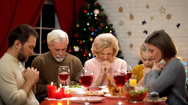 Традиційні Сімейні Молився Перед Різдво Їжі Віра Бога Християнство — стокове фото