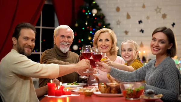 在圣诞前夜 友好的大家庭用葡萄酒喝着杯子 看着镜头 — 图库照片