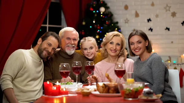 Amistosa Familia Abrazo Mirando Cámara Las Tradiciones Cena Navidad — Foto de Stock