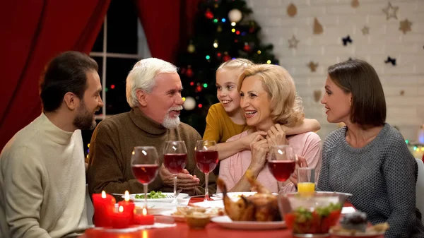 Familia Feliz Charlando Cena Navidad Contando Historias Divertidas Chica Abrazando —  Fotos de Stock