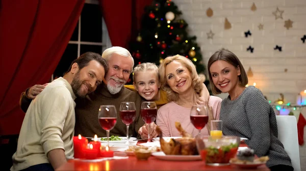 Велика Родина Обіймає Посміхається Дивиться Камеру Різдвяну Вечерю Портрет — стокове фото