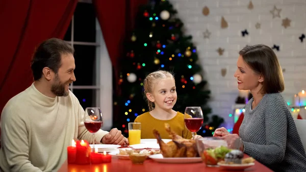 Щаслива Сім Смачно Вечеряє Різдво Прикраси Ігристі Дереві Свято — стокове фото