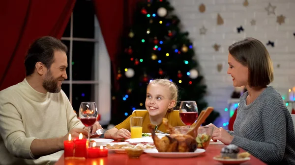 Веселі Батьки Дочка Їдять Свіжий Салат Напередодні Різдва Відпочивають Разом — стокове фото