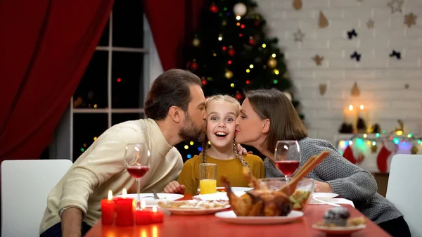 Родители Целуют Улыбающуюся Дочь Рождественском Ужине Семейные Отношения — стоковое фото