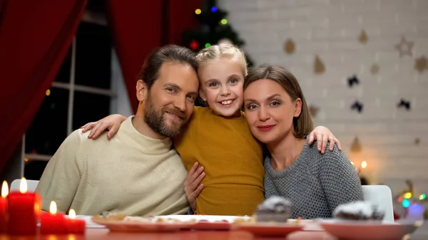 Família Olhando Para Câmera Árvore Natal Espumante Atrás Pessoas Felizes — Fotografia de Stock