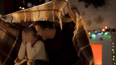 Baba korkutuyorsun kız korku hikayesi ekose altında oturan Noel'de ile