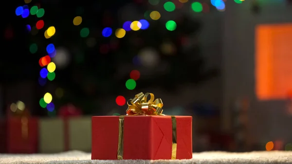 Weihnachtsgeschenk Auf Dem Fußboden Neben Weihnachtsbaum Mit Lichtern Festliche Atmosphäre — Stockfoto