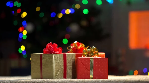 Tre Regali Natale Avvolti Sul Pavimento Albero Natale Con Luci — Foto Stock