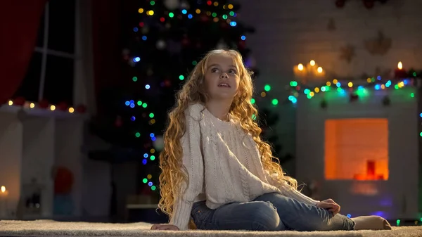 Little Girl Sitting Floor Waiting Santa Christmas Eve Magical Moment — Stock Photo, Image