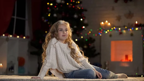 Menina Chão Sob Árvore Decorada Mas Esperando Papai Noel Sonhando — Fotografia de Stock