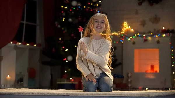 Маленькая Девочка Играет Волшебной Палочкой Канун Рождества Чудо Свет Выполняет — стоковое фото