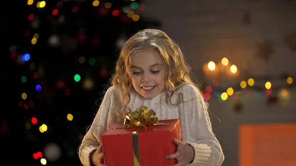 Дівчина Обіймає Загорнуту Подарункову Коробку Довгоочікуваний Різдвяний Подарунок Мрії Збуваються — стокове фото