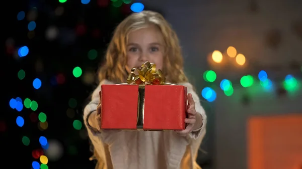 Симпатичная Девушка Показывающая Рождественский Подарок Камеру Мрачная Атмосфера Праздника — стоковое фото
