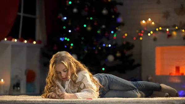 Дівчина Робить Список Побажань Різдва Писати Лист Санта Клауса Магія — стокове фото