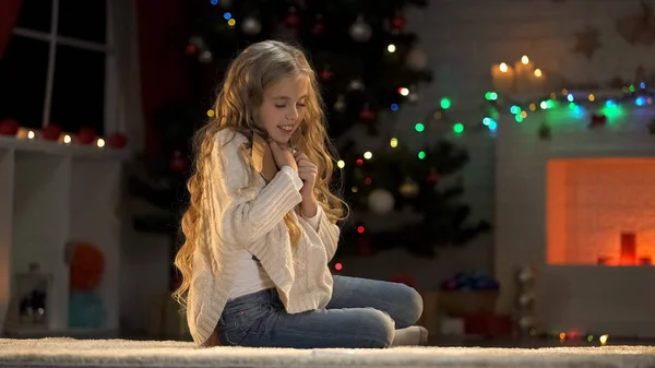 Güzel Kız Sarılma Zarf Noel Hakkında Rüya Sunar Mucize Inancı — Stok fotoğraf
