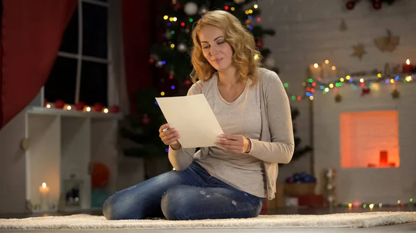 Pretty Lady Reading Gift List Christmas Preparing Holiday Celebration — Stock Photo, Image