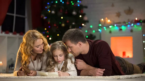 Батьки Допомагаючи Дочку Написати Лист Санта Роблячи Побажання Різдво — стокове фото