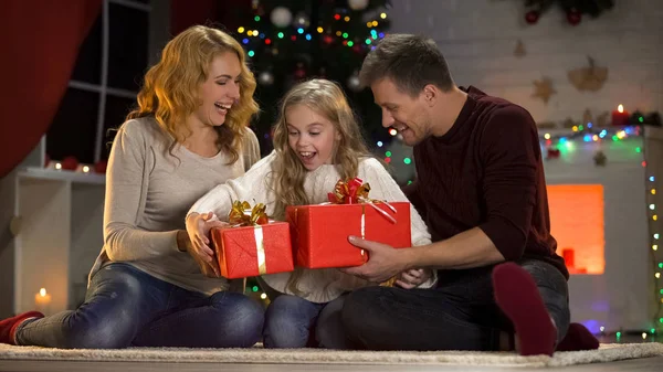 Щасливі Батьки Дарують Маленькій Збудженій Доньці Подарунки Різдво Сімейна Традиція — стокове фото