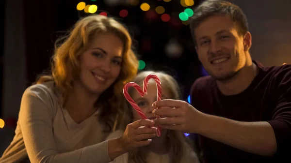 Familia Con Hija Haciendo Corazón Caramelos Amor Unión Navidad — Foto de Stock