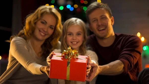 Familia Mostrando Regalo Cámara Tiempo Navidad Para Dar Compartir Donaciones — Foto de Stock