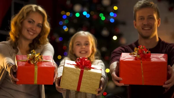 Aile Fotoğraf Makinesi Birçok Hediyeler Noel Zaman Veren Paylaşımı Bağışlar — Stok fotoğraf