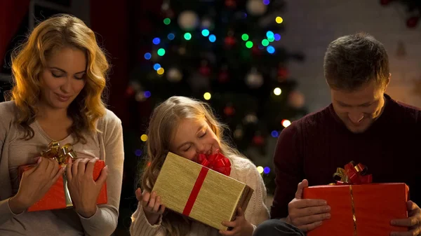 Familia Emocionada Recibiendo Regalos Navidad Cajas Abrazos Sueños Hechos Realidad — Foto de Stock