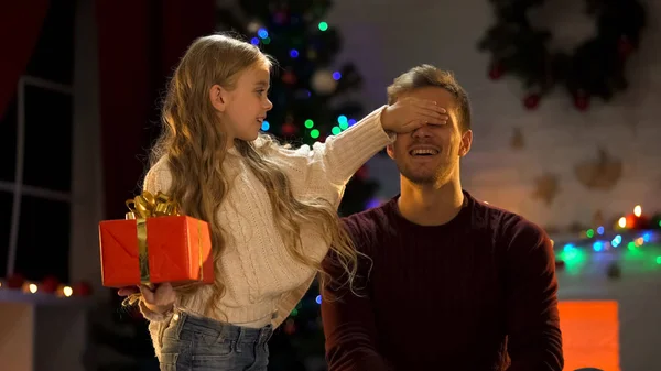 Дочка Закриває Очі Батька Щоб Здивувати Його Подарунком Різдва Святковою — стокове фото