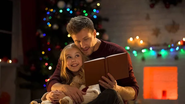 Dad Reading Book Adorable Daughter Christmas Tree Magic Atmosphere — Stock Photo, Image