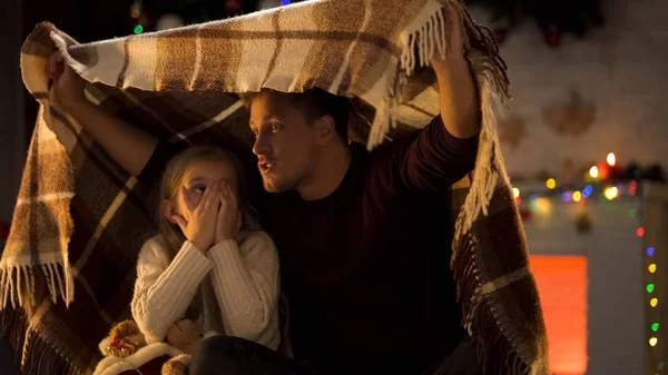 Vater Erzählt Horror Weihnachtsgeschichte Für Kleines Mädchen Kuscheligen Plaid — Stockfoto