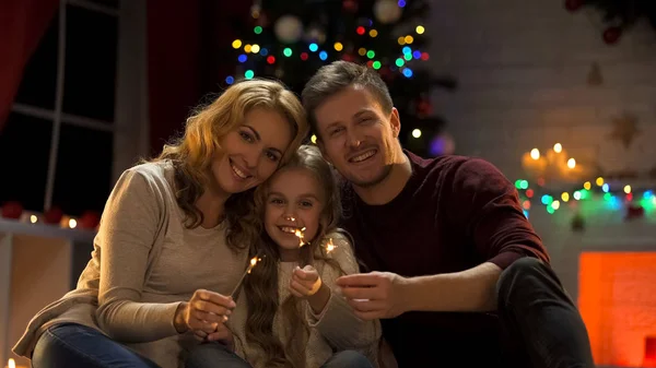 Familia Feliz Sosteniendo Luz Bengala Sentado Bajo Árbol Navidad Nochevieja — Foto de Stock