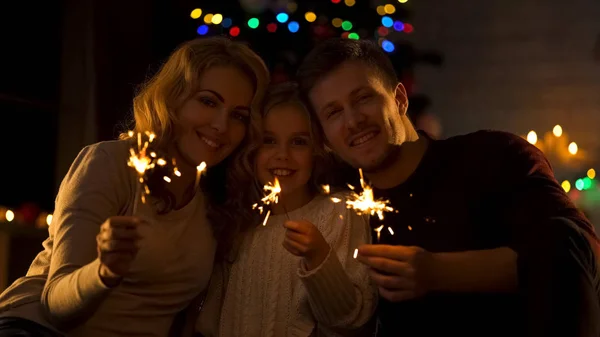 Birlikte Noel Kutluyor Mutlu Aile Bengal Işıklı Portresi — Stok fotoğraf