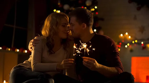 Pareja Romántica Con Luces Bengala Acurrucadas Cerca Del Árbol Navidad — Foto de Stock