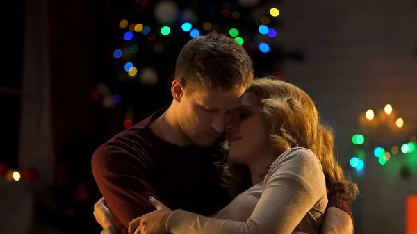 Upset Couple Embracing Christmas Lights Background Bad News Holidays — Stock Photo, Image