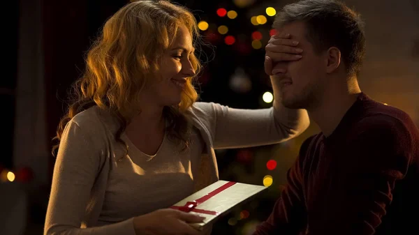 Wanita Peduli Memberikan Suaminya Hadiah Natal Kejutan Yang Menyenangkan Tradisi — Stok Foto