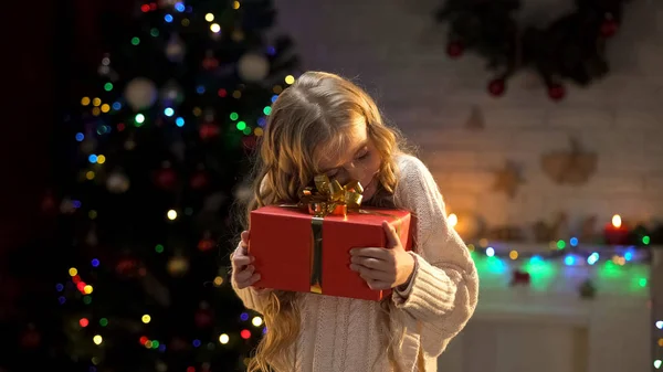 Carino Bambina Che Abbraccia Regalo Natale Sogno Che Avvera Atmosfera — Foto Stock