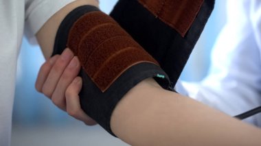 Terapist stetoskop ile hasta arteryel kan basıncı kontrol yakın çekim