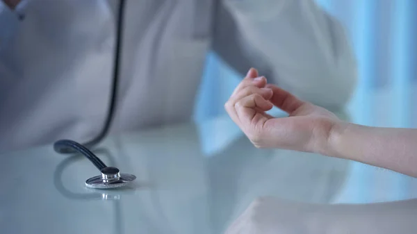 Ręka Rozciągania Pacjenta Lekarza Stetoskop Tło Kliniki Leczenia — Zdjęcie stockowe