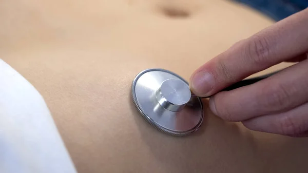 Lekarz Auscultating Kobiece Brzuch Pacjenta Stetoskop Opieki Zdrowotnej — Zdjęcie stockowe