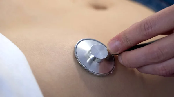 Médico Auscultando Barriga Paciente Feminino Com Estetoscópio Cuidados Saúde — Fotografia de Stock