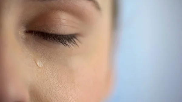 Borstbeeld Van Ongelukkige Vrouw Huilen Closeup Eye Met Tranen Leven — Stockfoto