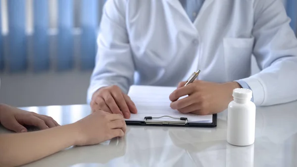 Médico Que Prescribe Tratamiento Paciente Femenino Que Píldoras Vitamínicas — Foto de Stock