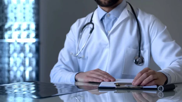 Traumatólogo Experimentado Trabajando Clínica Médica Examinando Placas Rayos — Foto de Stock